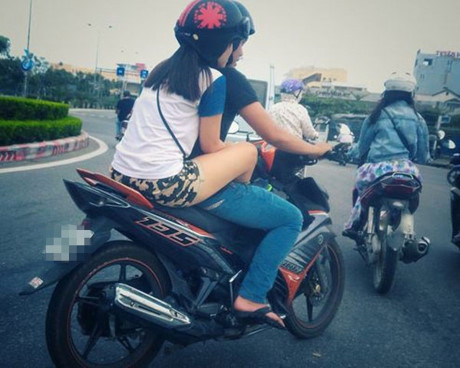 Đi xe máy gác chân lên đùi bạn trai, dáng ngồi Di xe may gac chan len dui ban trai, dang ngoi