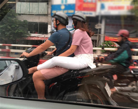 Đi xe máy gác chân lên đùi bạn trai, dáng ngồi Di xe may gac chan len dui ban trai, dang ngoi