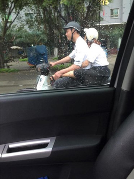 Đi xe máy gác chân lên đùi bạn trai, dáng ngồi Di xe may gac chan len dui ban trai, dang ngoi