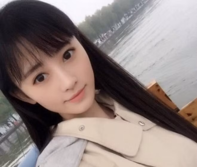 Tuy nhiên, trong một vài tấm ảnh để mặt mộc, trông cô vẫn rất xinh xắn. Cô gái có vẻ ngoài xinh đẹp được ví như thiên thần