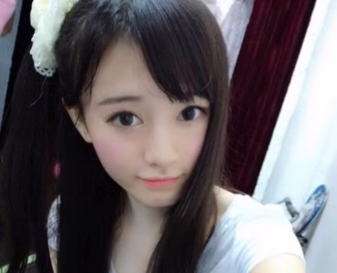 Được biết, nhân vật chính trong các bức hình có tên Jing Yi Ju, sinh năm 1994, đến từ tỉnh Tứ Xuyên. Cô gái có vẻ ngoài xinh đẹp được ví như thiên thần