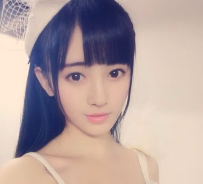 Bên cạnh những lời khen ngợi, tán dương, cũng có không ít dân mạng cho rằng Xiao Ju có khuôn mặt quá giống búp bê nên có vẻ tượng sáp, vô hồn hay xinh đẹp nhờ trang điểm, công nghệ chỉnh sửa ảnh. Cô gái có vẻ ngoài xinh đẹp được ví như thiên thần