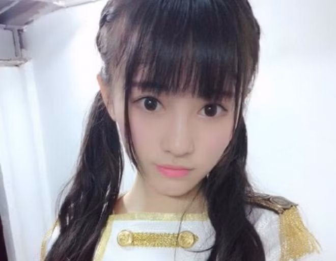 Nữ thần Trung Quốc chính thức ra mắt với vai trò ca sĩ từ tháng 11/2013 như một thành viên nhóm N, thuộc SNH48. Cô gái có vẻ ngoài xinh đẹp được ví như thiên thần