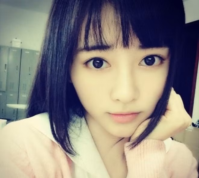 Không chỉ nổi tiếng tại Trung Quốc, Xiao Ju còn có khá nhiều fan hâm mộ tại Nhật Bản. Trang Weibo cá nhân của cô hiện hút đến 255.000 người theo dõi. Cô gái có vẻ ngoài xinh đẹp được ví như thiên thần