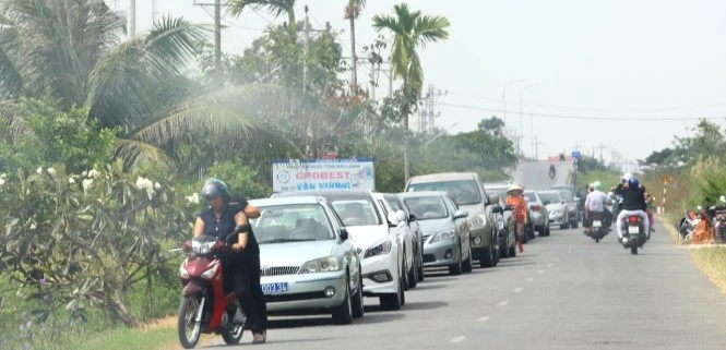 Người dân ấp Trà Vôn A “mãn nhãn” với đoàn xe công tập trung về xã Vĩnh Tân (thị xã Vĩnh Châu, Sóc Trăng) đi ăn giỗ. Ảnh: C.Quốc