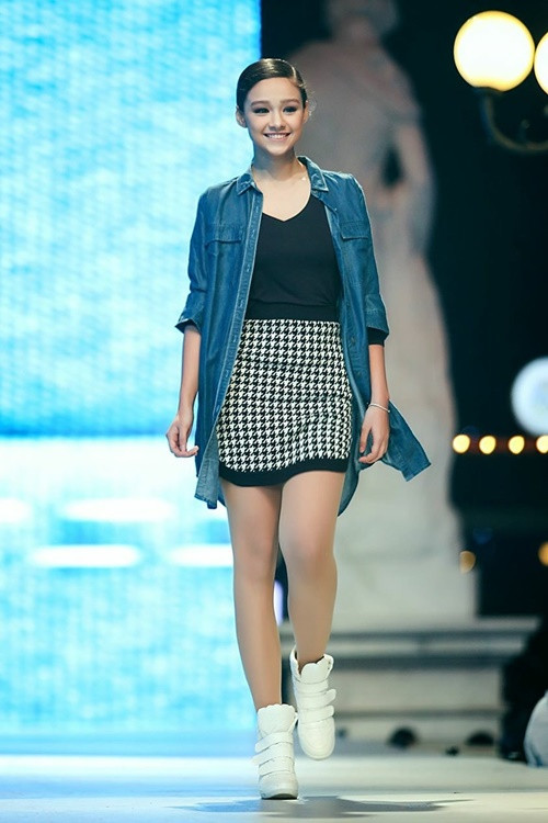 Mẫu lai 14 tuổi Emily tỏa sáng trên sàn catwalk - Ảnh 2 Mẫu lai 14 tuổi Emily tỏa sáng trên sàn catwalk - Ảnh 2