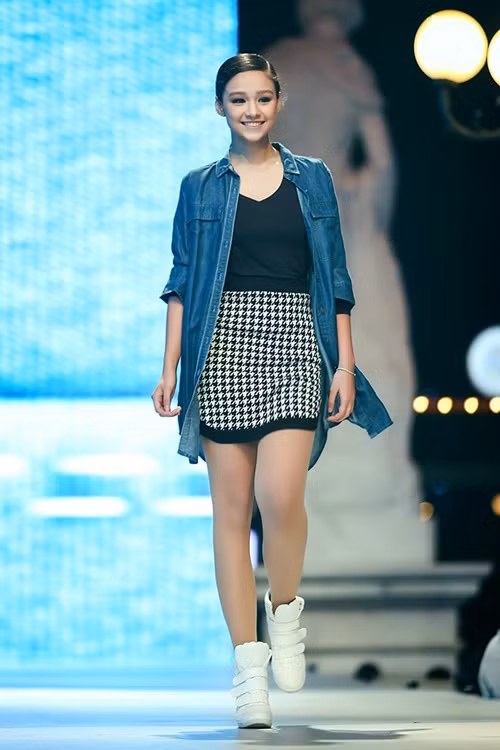 Mẫu lai 14 tuổi Emily tỏa sáng trên sàn catwalk - Ảnh 2