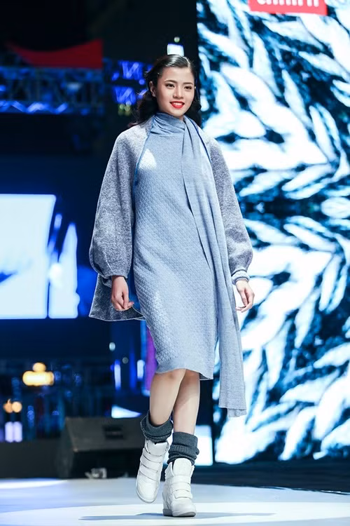 Mẫu lai 14 tuổi Emily tỏa sáng trên sàn catwalk - Ảnh 7