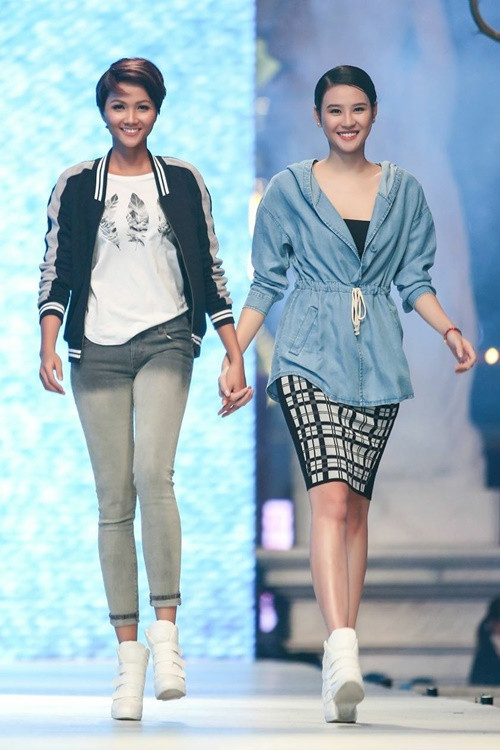 Mẫu lai 14 tuổi Emily tỏa sáng trên sàn catwalk - Ảnh 4 Mẫu lai 14 tuổi Emily tỏa sáng trên sàn catwalk - Ảnh 4