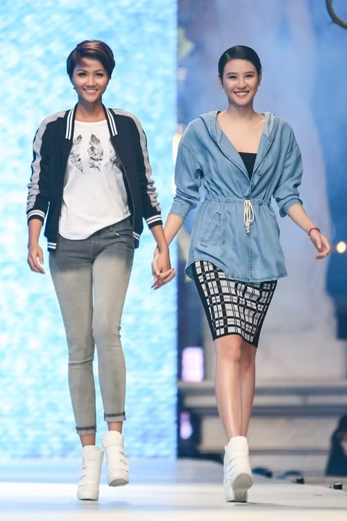 Mẫu lai 14 tuổi Emily tỏa sáng trên sàn catwalk - Ảnh 4