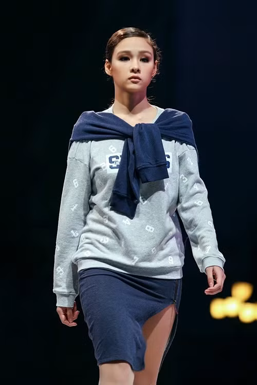 Mẫu lai 14 tuổi Emily tỏa sáng trên sàn catwalk - Ảnh 1
