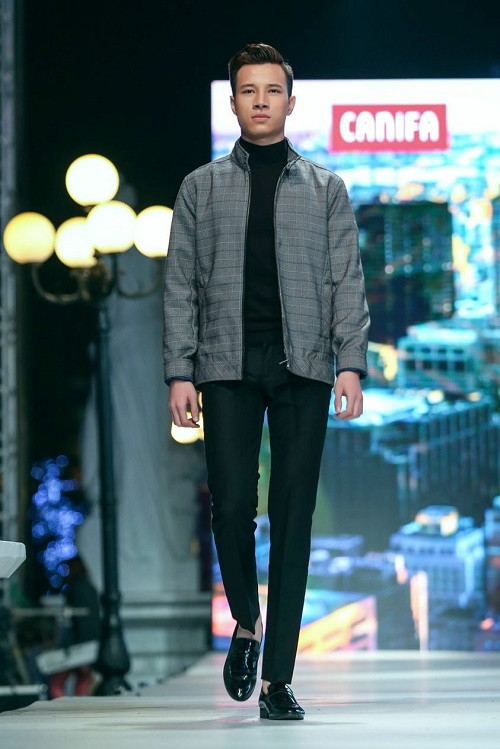 Mẫu lai 14 tuổi Emily tỏa sáng trên sàn catwalk - Ảnh 9 Mẫu lai 14 tuổi Emily tỏa sáng trên sàn catwalk - Ảnh 9