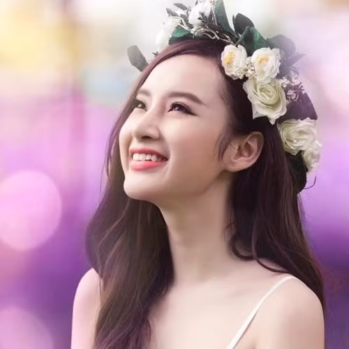  Angela Phương Trinh sở hữu vẻ đẹp mong manh, trong sáng khiến bao người mơ ước. Với khuôn hình này, nhiều người ví vẻ đẹp của cô tựa thiên thần. 