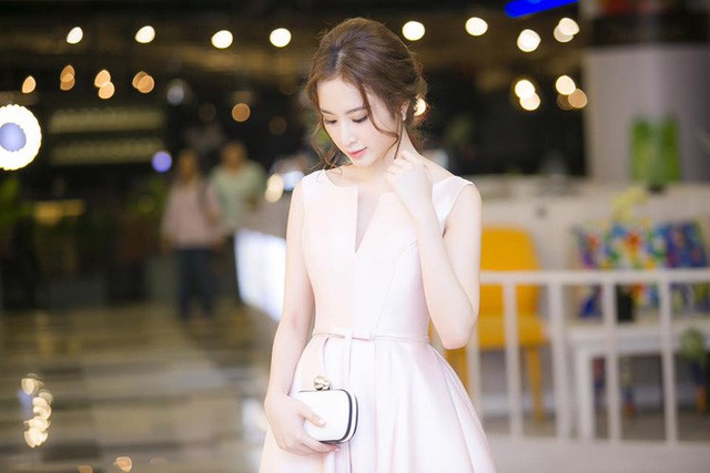 Mặc kiểu này, Angela Phương Trinh sexy gấp nhiều lần khoe da thịt ảnh 5 Vẻ đẹp thanh lịch, nữ tính vạn người mê của Angela Phương Trinh khi khoác lên mình 1 thiết kế giản dị.
