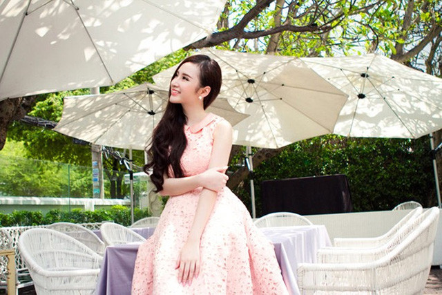 Mặc kiểu này, Angela Phương Trinh sexy gấp nhiều lần khoe da thịt ảnh 1 Angela Phương Trinh là cái tên thường gắn với những từ khóa về hở bạo, gợi cảm, sexy... Thế nhưng, có những khoảnh khắc cô nàng diện đồ kín đáo lại đẹp gấp nhiều lần khi khoe da thịt.