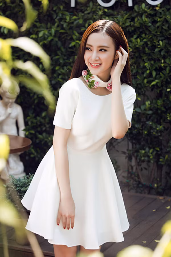  Dù diện váy dạ hội cầu kỳ hay 1 chiếc đầm với thiết kế tối giản, nhan sắc Angela Phương Trinh đều nổi bật, rạng ngời đầy sức hút. 