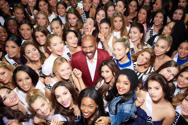 Phạm Hương đứng giữa trong bức ảnh các thí sinh chụp cùng host Steve Harvey.