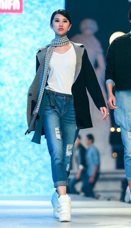 Mẫu lai 14 tuổi Emily tỏa sáng trên sàn catwalk - Ảnh 3 Mẫu lai 14 tuổi Emily tỏa sáng trên sàn catwalk - Ảnh 3