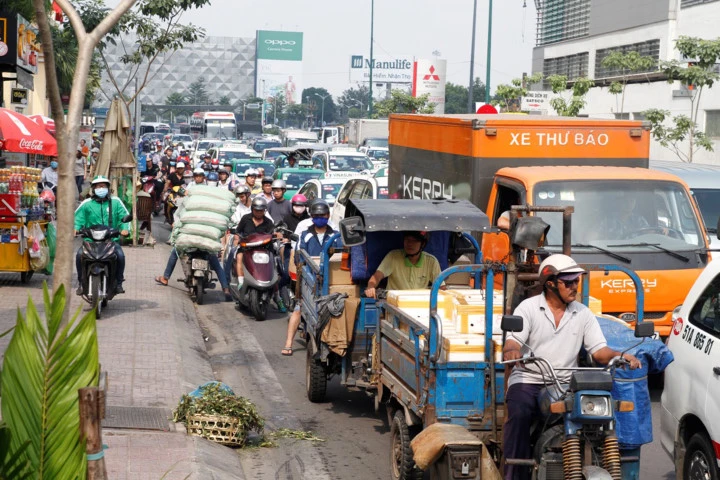 Các phương tiện phải nhích từng chút để di chuyển trên đường Hồng Hà sáng 25/2.