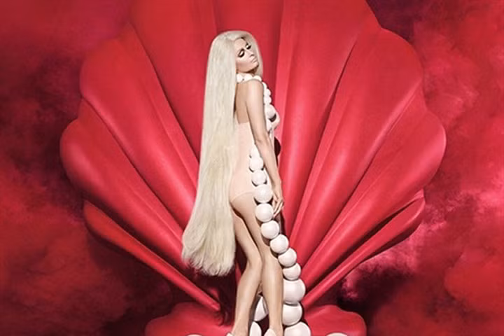 Paris Hilton trẻ đẹp như búp bê dù ở tuổi U40