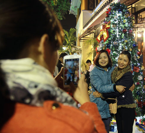 Noel là dịp để các bạn trẻ ghi lại khoảng khắc đáng nhớ với bạn bè. Hai bạn trẻ chụp ảnh trước cây thông để bên ngoài một cửa hàng ở khu vực Hàng Bông - Đường Thành (Hà Nội). Ảnh: Hồng Nhung 1-1689-1387905471.jpg