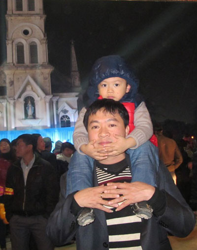 Bé Tuấn, 5 tuổi nhà ở thành phố Vinh (Nghệ An) được bố đưa đi chơi đêm Noel. Ảnh: Văn Hải hai-4668-1387905471.jpg