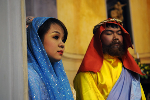 Hai bạn trẻ đang chuẩn bị cho buổi lễ tại Nhà thờ Cửa Bắc (Hà Nội). Ảnh: Quý Đoàn. 2-5-7550-1387905471.jpg