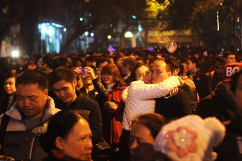 Phố Nhà thờ phía trước Nhà thờ Lớn Hà Nội đông nghẹt người đi bộ chơi Noel. Ảnh: Quý Đoàn 14-3-3265-1387905471.jpg