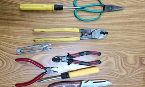 Dụng cụ nhóm trộm sử dụng để vặt gương ôtô. Ảnh: V.Q. Dụng cụ nhóm trộm sử dụng để vặt gương ôtô. Ảnh: V.Q.