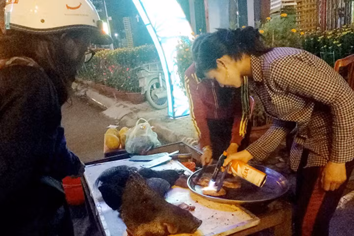 Quầy bán thịt heo rừng trên lề đường Phạm Văn Đồng (TP Quảng Ngãi). Ảnh chụp lúc chiều tối 29 Tết Đinh Dậu