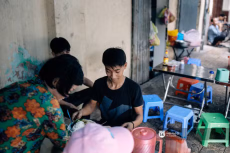 Cuoc song muu sinh vat va cua nhung chang nghe si mua lan tre tuoi o Sai Gon - Anh 4