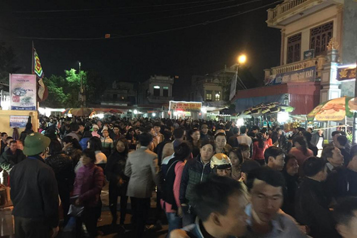 Chợ Viềng tối khai hội
