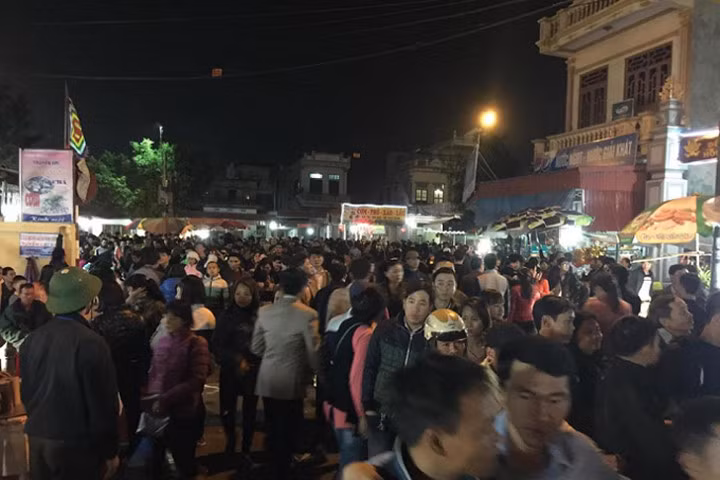 Chợ Viềng tối khai hội