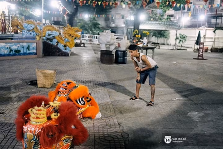Mưu sinh vất vả của những chàng nghệ sĩ múa lân trẻ tuổi ở Sài Gòn