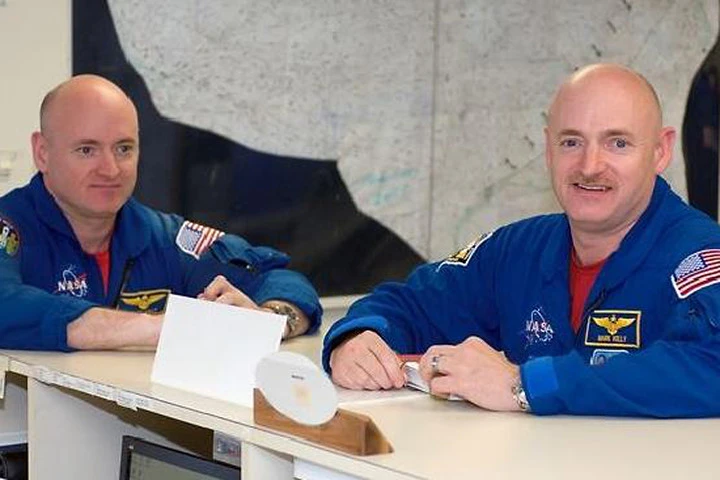 Scott Kelly (bên trái) cùng người anh em sinh đôi