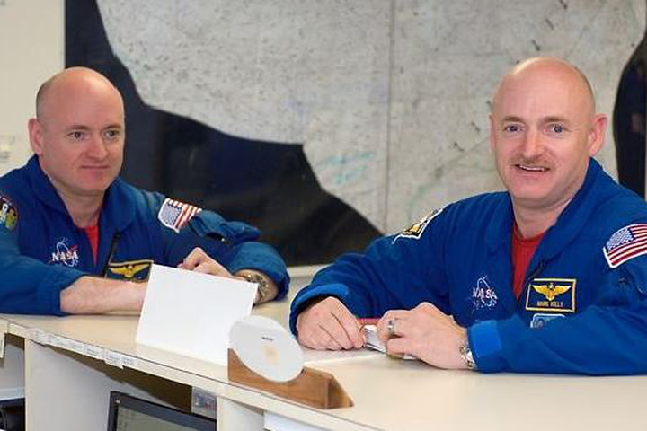 Scott Kelly (bên trái) cùng người anh em sinh đôi