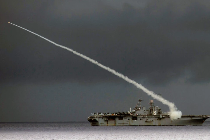 Tàu đổ bộ USS Bonhomme Richard của Hải quân Mỹ phóng tên lửa đánh chặn Sea Sparrow trong cuộc tập trận Valiant Shield 2016 ở Biển Philippines ngày 18/9/2016