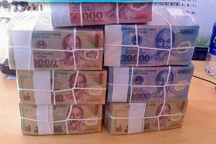 Đổi tiền lẻ Tết Nguyên đán: Ngân hàng thiếu, chợ đen "hét giá"