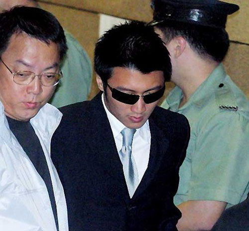 Tạ Đình Phong là ngôi sao giải trí hàng đầu Hong Kong và cũng dính nhiều vụ “bê bối” tình cảm. Từ khia chia tay với vợ Trương Bá Chi, Tạ Đình Phong dính nghi án yêu đương Châu Tấn, mẫu trẻ Văn Vịnh San, tái hợp với tình cũ Vương Phi… Những