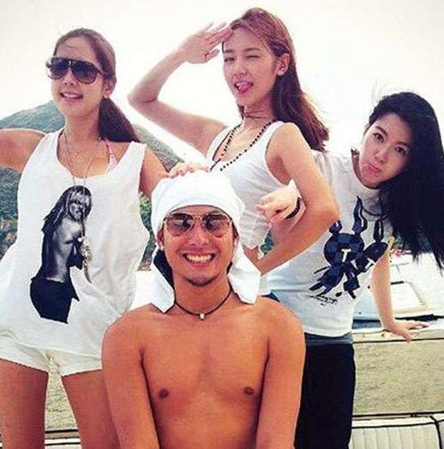 Dương Trịnh Long con trai của người giàu nhất Hong Kong – ông Dương Thụ Thành (Albert Yeung) vui vẻ bên ba mỹ nhân trên bãi biển . Albert Yeung vốn nổi tiếng là ông chủ giàu có và có mối quan hệ khá thân tình với các ngôi sao nổi tiếng như Tạ Đình Phong, Trương Bá Chi, Xa Thi Mạn, Trịnh Gia Dĩnh… Những
