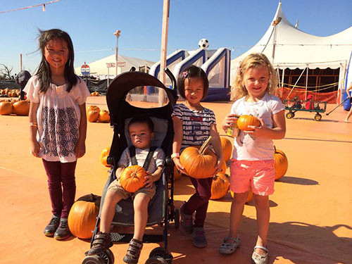 Những khi rảnh, các bé được mẹ và cha dượng đưa đi du lịch Cuộc sống thật sự của Ngọc Thúy ở Mỹ - 8