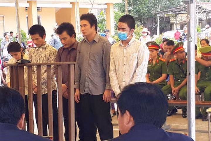 Các bị cáo tại phiên tòa lưu động