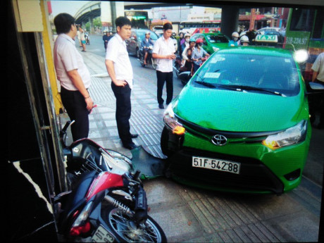 Tài xế taxi Mai Linh kể lại giây phút lao xe vào tên cướp, giải oan cho người phụ nữ bị giật túi xách - Ảnh 2 Tai xe taxi Mai Linh ke lai giay phut lao xe vao ten cuop, giai oan cho nguoi phu nu bi giat tui xach - Anh 2