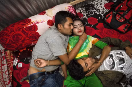 Cuoc song khong loi thoat cua gai ban hoa trong nha tho - Anh 8