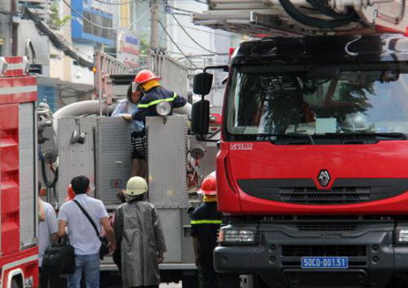 12 người kẹt trong đám cháy ở Sài Gòn được cứu bằng xe thang - Ảnh 2 12 nguoi ket trong dam chay o Sai Gon duoc cuu bang xe thang - Anh 2