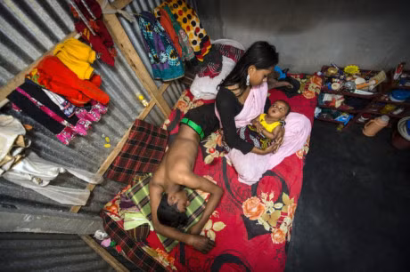 Cuoc song khong loi thoat cua gai ban hoa trong nha tho - Anh 10