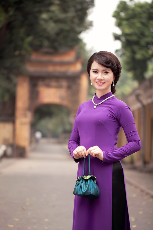 Sau khi tốt nghiệp Cao đẳng Truyền hình, cô được nhận vào công tác tại đài Truyền hình ANTV.