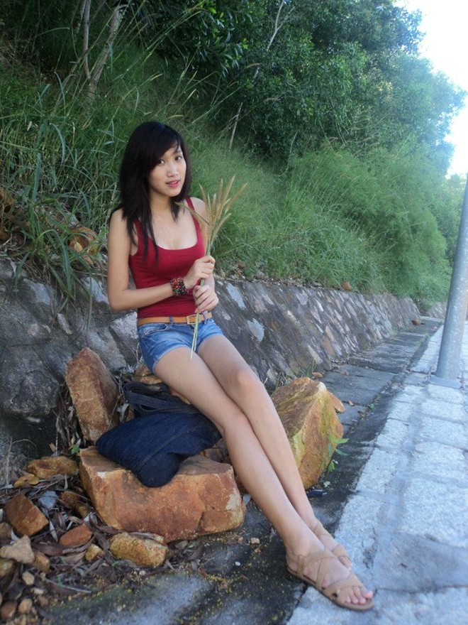 Cô dở hữu đôi chân khá dài và má lúm đồng tiền duyên dáng. Cô dở hữu đôi chân khá dài và má lúm đồng tiền duyên dáng.