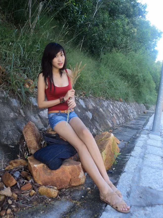 Cô dở hữu đôi chân khá dài và má lúm đồng tiền duyên dáng.