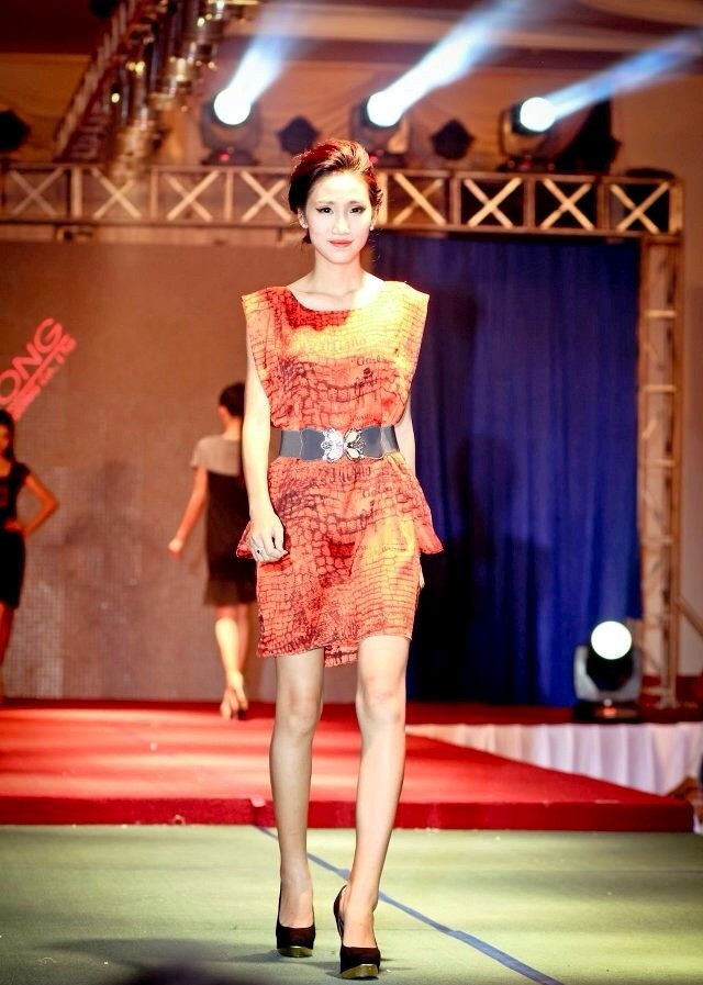 Và người mẫu trình diễn thời trang. Và người mẫu trình diễn thời trang.